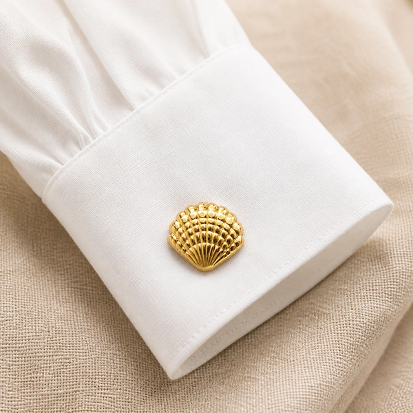 Button cover schelp